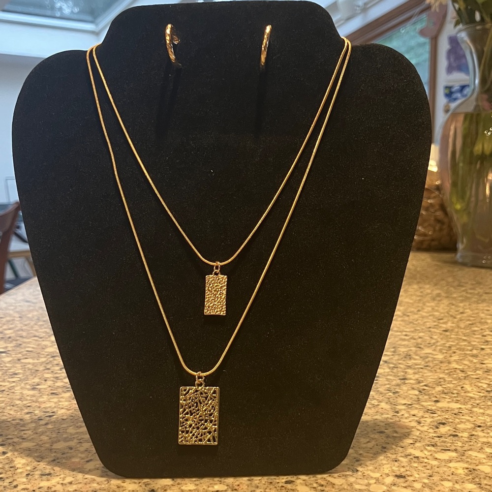 Elegant Gold Necklace and Earring Set